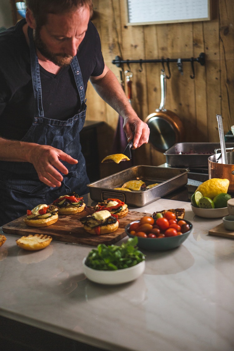Kjartan Skjelde lager hamburger med ost