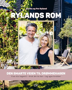 Omslag til Rylands Rom - Den smarte veien til drømmehagen. Marita og Per Ryland på forsiden med hagen deres i bakgrunnen